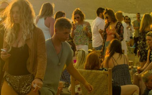 La Tendance des Garden Party : Une Évasion Festive en Plein Air
