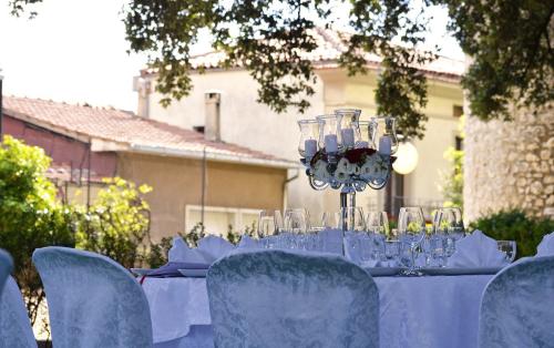 Des astuces pratiques pour réduire votre budget de location de salle de fêtes