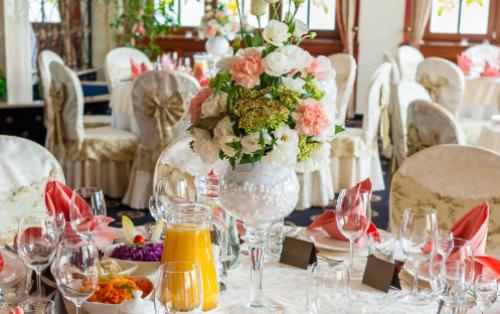 Louer une salle des fêtes : pourquoi choisir la formule tout-compris ?