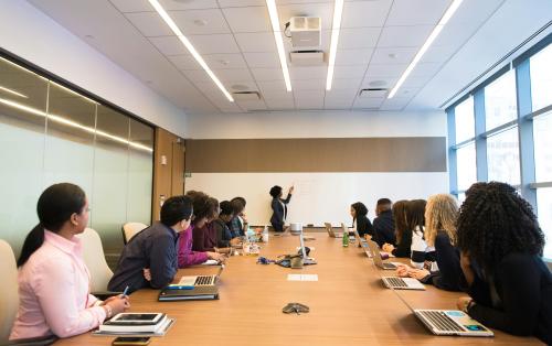Quels équipements sont indispensables dans une salle de réunion moderne ?