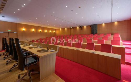 Salle de formation hybride à Paris : guide technique pour réussir le présentiel-distanciel