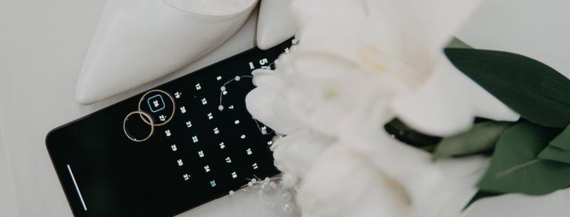 Cérémonie sans téléphone : pourquoi cette tendance change le jour J