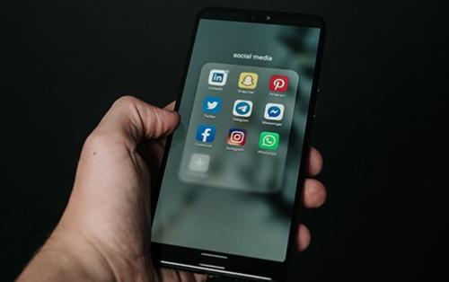 L'influence des Réseaux Sociaux sur les Événements Professionnels : De la Viralité à l'Innovation