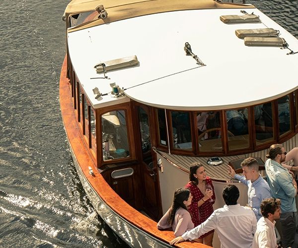 Réception entre amis sur un bateau