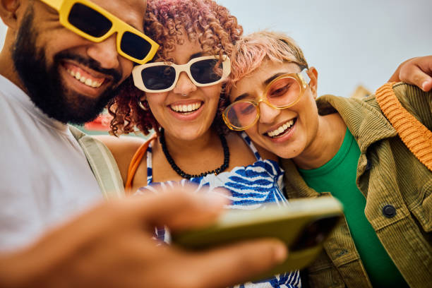 Trois amis souriants partageant un moment