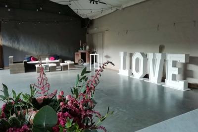 Miniature Location salle Héron (Liège) - Chateau Ferme de Marsinne #6 Salle de réception décorée avec des tables rondes dressées, des chaises blanches et un plafond orné de guirlandes suspendues.