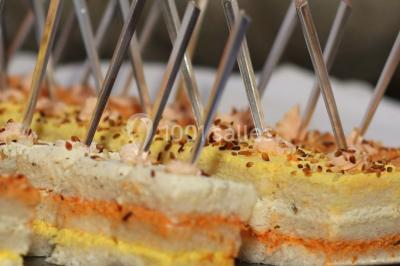 Miniature Location salle Vitrolles (Bouches-du-Rhône) - L'alizé #16 Mur en pierre ocre avec jardinières en bois garnies de fleurs colorées, entouré de végétation et éclairé par la lumière du…