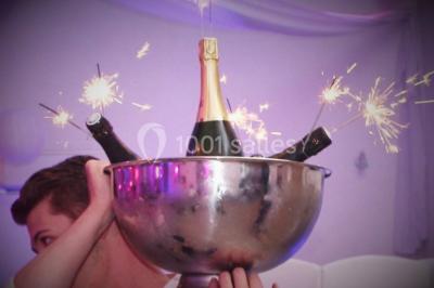 Miniature Location salle Vitrolles (Bouches-du-Rhône) - L'alizé #11 Mur en pierre ocre avec jardinières en bois garnies de fleurs colorées, entouré de végétation et éclairé par la lumière du…