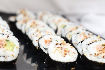 Miniature Location salle Vitrolles (Bouches-du-Rhône) - L'alizé #18 Mur en pierre ocre avec jardinières en bois garnies de fleurs colorées, entouré de végétation et éclairé par la lumière du…