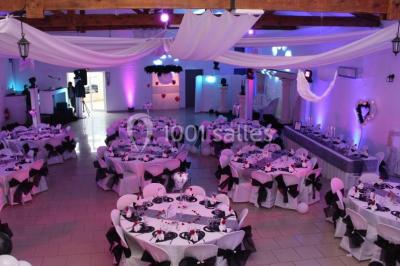 Miniature Location salle Vitrolles (Bouches-du-Rhône) - L'alizé #7 Mur en pierre ocre avec jardinières en bois garnies de fleurs colorées, entouré de végétation et éclairé par la lumière du…