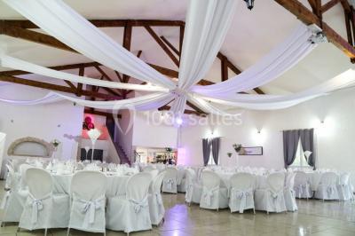 Miniature Location salle Vitrolles (Bouches-du-Rhône) - L'alizé #14 Mur en pierre ocre avec jardinières en bois garnies de fleurs colorées, entouré de végétation et éclairé par la lumière du…