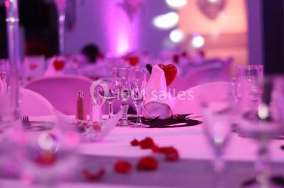 Miniature Location salle Vitrolles (Bouches-du-Rhône) - L'alizé #2 Mur en pierre ocre avec jardinières en bois garnies de fleurs colorées, entouré de végétation et éclairé par la lumière du…