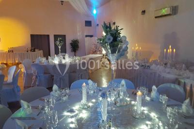 Miniature Location salle Vitrolles (Bouches-du-Rhône) - L'alizé #8 Mur en pierre ocre avec jardinières en bois garnies de fleurs colorées, entouré de végétation et éclairé par la lumière du…