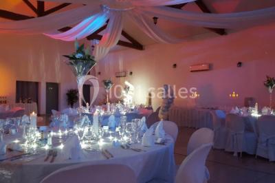 Miniature Location salle Vitrolles (Bouches-du-Rhône) - L'alizé #9 Mur en pierre ocre avec jardinières en bois garnies de fleurs colorées, entouré de végétation et éclairé par la lumière du…