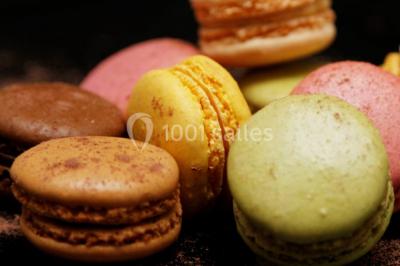 Miniature Location salle Vitrolles (Bouches-du-Rhône) - L'alizé #20 Mur en pierre ocre avec jardinières en bois garnies de fleurs colorées, entouré de végétation et éclairé par la lumière du…