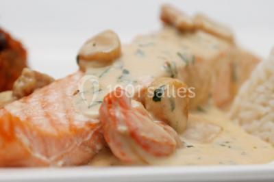 Miniature Location salle Vitrolles (Bouches-du-Rhône) - L'alizé #22 Mur en pierre ocre avec jardinières en bois garnies de fleurs colorées, entouré de végétation et éclairé par la lumière du…