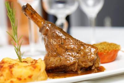 Miniature Location salle Vitrolles (Bouches-du-Rhône) - L'alizé #19 Mur en pierre ocre avec jardinières en bois garnies de fleurs colorées, entouré de végétation et éclairé par la lumière du…