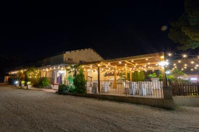 Miniature Location salle Vitrolles (Bouches-du-Rhône) - L'alizé #13 Mur en pierre ocre avec jardinières en bois garnies de fleurs colorées, entouré de végétation et éclairé par la lumière du…
