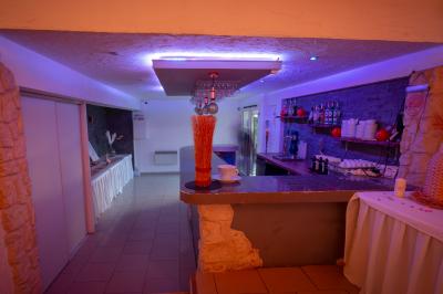 Miniature Location salle Vitrolles (Bouches-du-Rhône) - L'alizé #10 Mur en pierre ocre avec jardinières en bois garnies de fleurs colorées, entouré de végétation et éclairé par la lumière du…