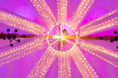 Miniature Location salle Vitrolles (Bouches-du-Rhône) - L'alizé #3 Mur en pierre ocre avec jardinières en bois garnies de fleurs colorées, entouré de végétation et éclairé par la lumière du…