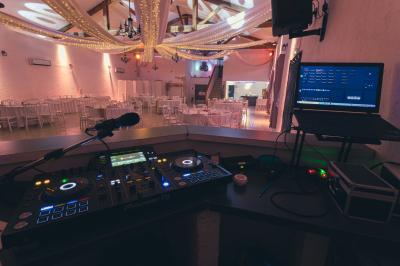 Miniature Location salle Vitrolles (Bouches-du-Rhône) - L'alizé #15 Mur en pierre ocre avec jardinières en bois garnies de fleurs colorées, entouré de végétation et éclairé par la lumière du…