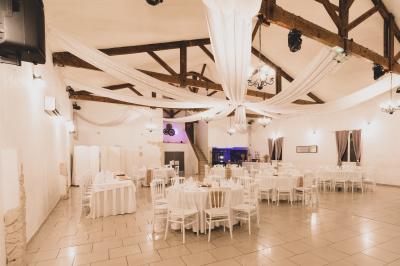 Miniature Location salle Vitrolles (Bouches-du-Rhône) - L'alizé #21 Mur en pierre ocre avec jardinières en bois garnies de fleurs colorées, entouré de végétation et éclairé par la lumière du…