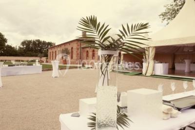 Chambre avec lit double, parquet clair, échelle en bois menant à une mezzanine, fenêtre avec rideaux et miroir debout.