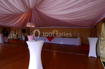 Chambre avec lit double, parquet clair, échelle en bois menant à une mezzanine, fenêtre avec rideaux et miroir debout.