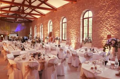 Chambre avec lit double, parquet clair, échelle en bois menant à une mezzanine, fenêtre avec rideaux et miroir debout.