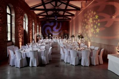 Chambre avec lit double, parquet clair, échelle en bois menant à une mezzanine, fenêtre avec rideaux et miroir debout.