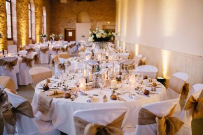 Chambre avec lit double, parquet clair, échelle en bois menant à une mezzanine, fenêtre avec rideaux et miroir debout.
