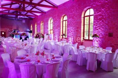 Chambre avec lit double, parquet clair, échelle en bois menant à une mezzanine, fenêtre avec rideaux et miroir debout.