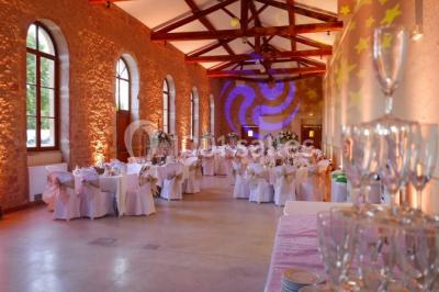 Chambre avec lit double, parquet clair, échelle en bois menant à une mezzanine, fenêtre avec rideaux et miroir debout.