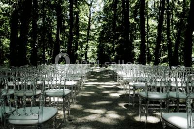 Chambre avec lit double, parquet clair, échelle en bois menant à une mezzanine, fenêtre avec rideaux et miroir debout.