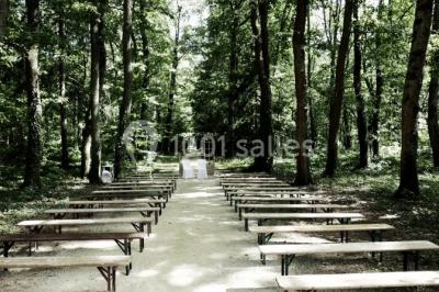 Chambre avec lit double, parquet clair, échelle en bois menant à une mezzanine, fenêtre avec rideaux et miroir debout.