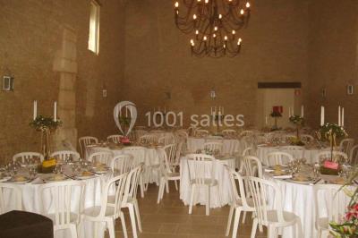 Miniature Location salle Gonneville-en-Auge (Calvados) - Château de Merville #6 Salle à manger rustique avec murs en pierre, table en bois, chaises assorties et porte-fenêtre donnant sur l'extérieur.