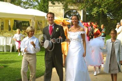 Miniature Location salle Gonneville-en-Auge (Calvados) - Château de Merville #16 Salle à manger rustique avec murs en pierre, table en bois, chaises assorties et porte-fenêtre donnant sur l'extérieur.