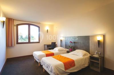 Miniature Location salle La Haute-Maison (Seine-et-Marne) - La Ferme de la Petite Loge #13 Filet de poisson servi sur un lit de légumes, garni de tomates séchées, herbes fraîches, et accompagné d'agrumes.