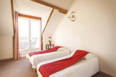 Miniature Location salle La Haute-Maison (Seine-et-Marne) - La Ferme de la Petite Loge #14 Filet de poisson servi sur un lit de légumes, garni de tomates séchées, herbes fraîches, et accompagné d'agrumes.