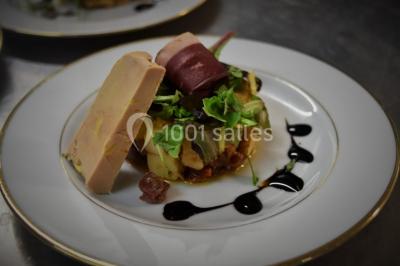 Miniature Location salle La Haute-Maison (Seine-et-Marne) - La Ferme de la Petite Loge #16 Filet de poisson servi sur un lit de légumes, garni de tomates séchées, herbes fraîches, et accompagné d'agrumes.
