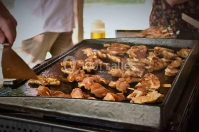 Miniature Location salle La Haute-Maison (Seine-et-Marne) - La Ferme de la Petite Loge #18 Filet de poisson servi sur un lit de légumes, garni de tomates séchées, herbes fraîches, et accompagné d'agrumes.