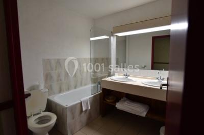 Miniature Location salle La Haute-Maison (Seine-et-Marne) - La Ferme de la Petite Loge #15 Filet de poisson servi sur un lit de légumes, garni de tomates séchées, herbes fraîches, et accompagné d'agrumes.