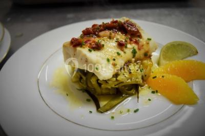 Miniature Location salle La Haute-Maison (Seine-et-Marne) - La Ferme de la Petite Loge #20 Filet de poisson servi sur un lit de légumes, garni de tomates séchées, herbes fraîches, et accompagné d'agrumes.