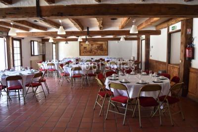 Plateaux de bouchées apéritives variées disposés sur des supports en bois dans un cadre extérieur.
