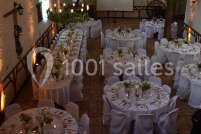 Plateaux de bouchées apéritives variées disposés sur des supports en bois dans un cadre extérieur.