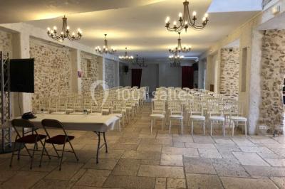 Plateaux de bouchées apéritives variées disposés sur des supports en bois dans un cadre extérieur.