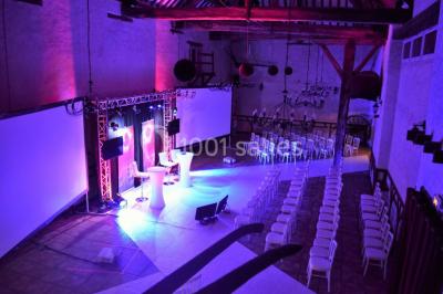 Plateaux de bouchées apéritives variées disposés sur des supports en bois dans un cadre extérieur.