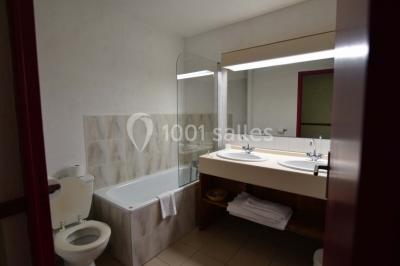 Plateaux de bouchées apéritives variées disposés sur des supports en bois dans un cadre extérieur.