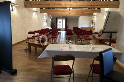 Plateaux de bouchées apéritives variées disposés sur des supports en bois dans un cadre extérieur.