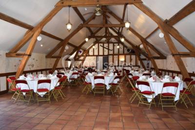 Plateaux de bouchées apéritives variées disposés sur des supports en bois dans un cadre extérieur.
